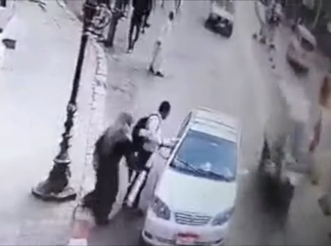 سيدة مصرية تعتدي على المارة وسط الشارع