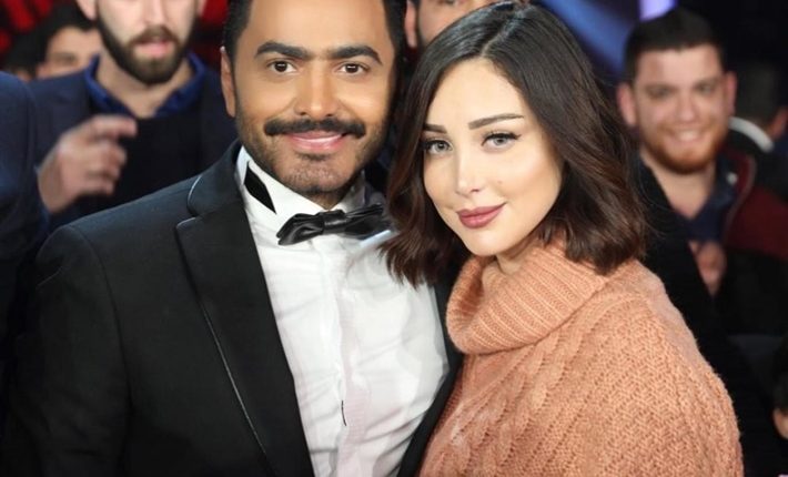 صورة "أرشيفية" تجمع تامر حسني وزوجته بسمة بوسيل