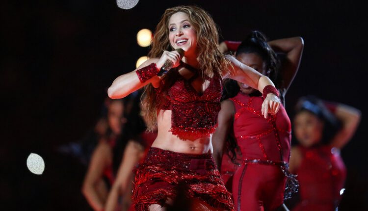 زوج من الخنازير البرية يهاجم شاكيرا