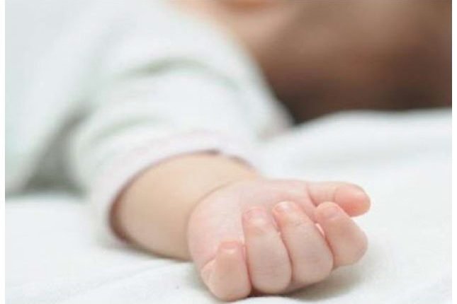 مصري يقتل طفلته