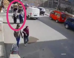 فيديو صادم للحظة دهس توكتوك لسيدتين في الشارع بمصر