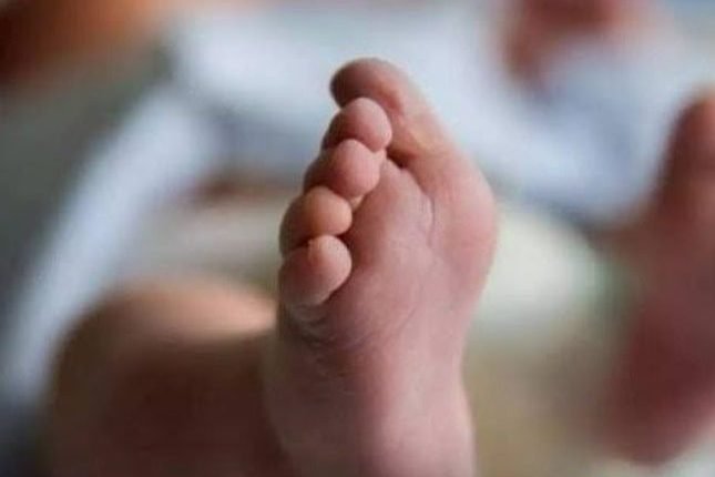 خادمة تقدم على أمر شنيع بحق طفلها فور ولادته!