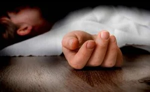 طفلة تفقد الوعي بعد تلقيها حقنتين من طبيب.. وعند فحصها كانت الصدمة!