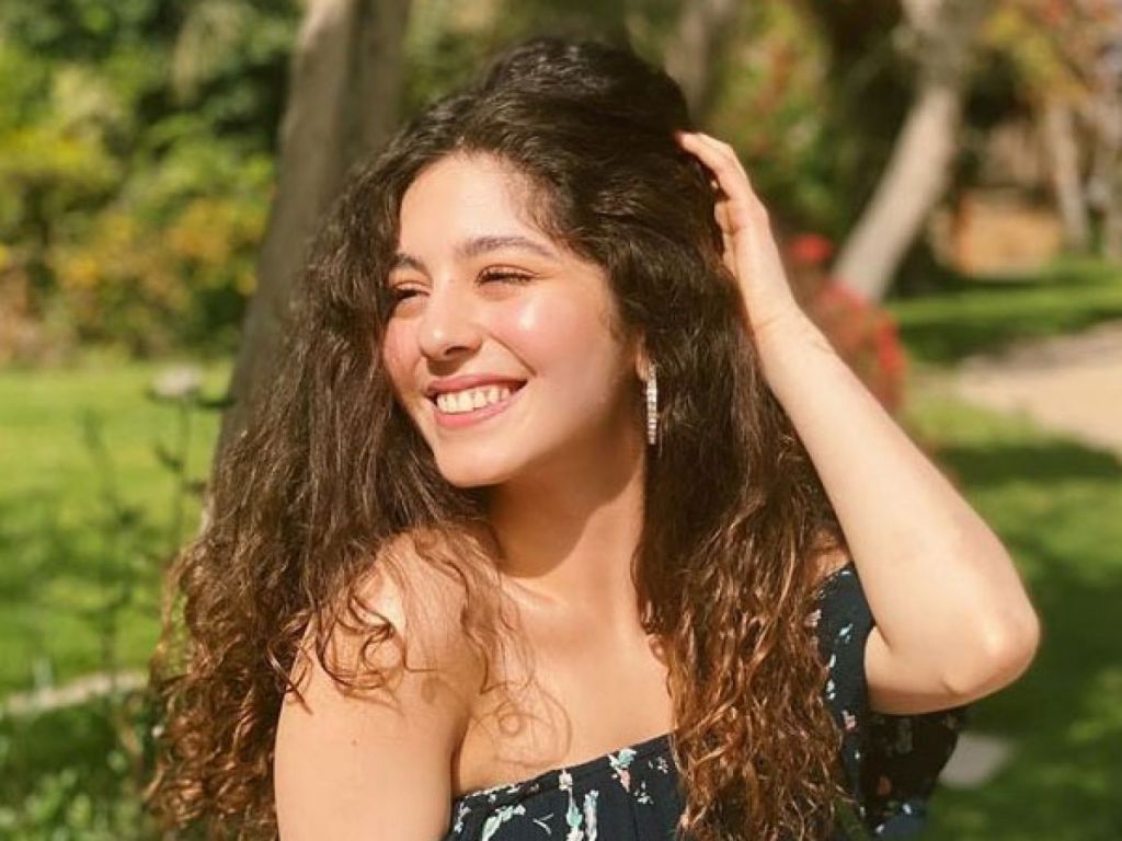 مايان السيد تفاجئ جمهورها بإطلالة جريئة 41