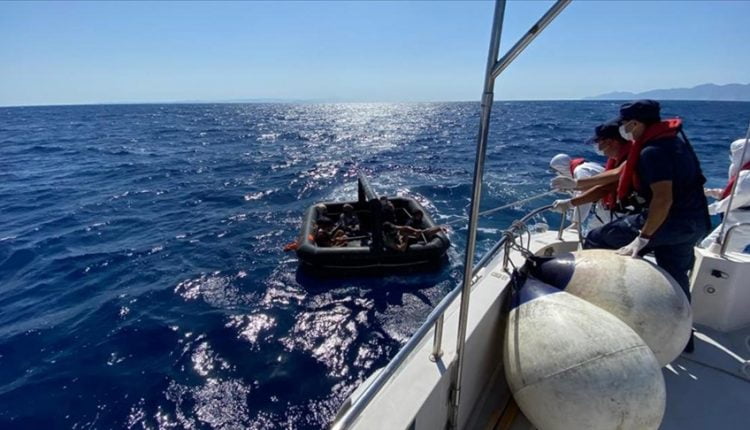 إنقاذ 8 طالبي لجوء غرب تركيا