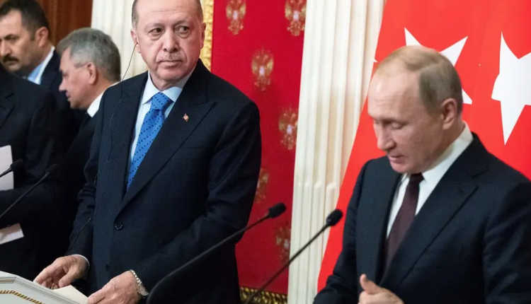 قبيل قمة أردوغان -بوتين.. قصف مكثف على إدلب ووزير الدفاع التركي يهدد