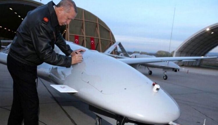 أضحت المسيرات التركية رقما صعبا في الأسواق العالمية بهذا المجال بعد أن أثبتت قدرتها العالية في تنفيذ مهامها بنجاح كبير. وفي هذا السياق يوضح سلجوق بيرقدار، المدير الفني لشركة "بايكار" التركية