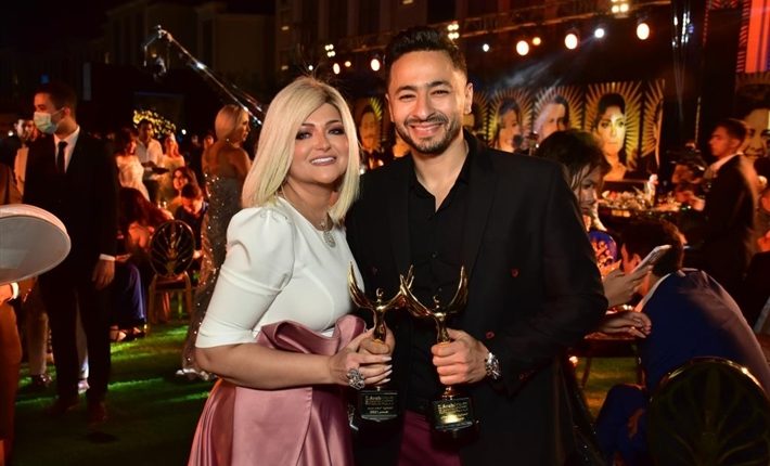 زوجة حمادة هلال وأولاده يتعرضون لحادث سير