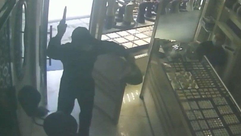 مسلح يحاول سرقة محل مجوهرات واجه صدمة! 21