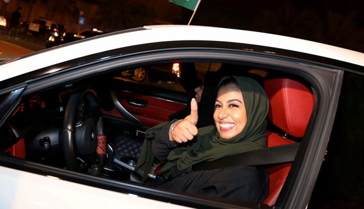 سعودية تقتحم بسيارتها مكتب اتصالات