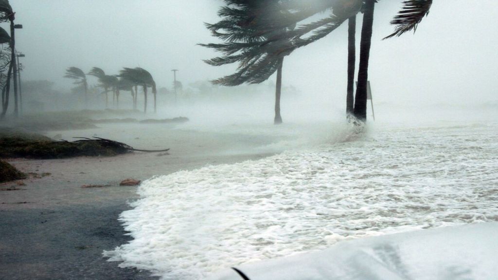 صورة لإعصار شاهين الذي يضرب الأراضي العمانية