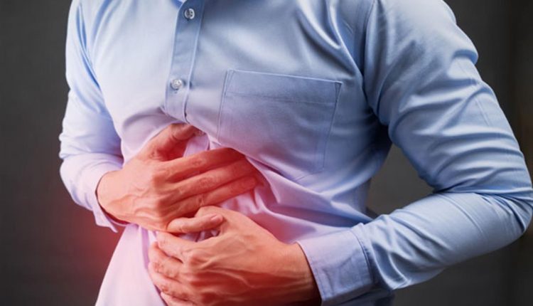 شاب يعاني من آلام حادة