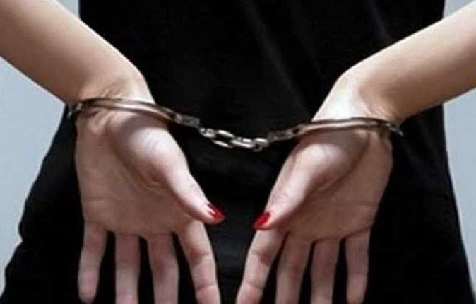 امرأة مصرية تشعل النار