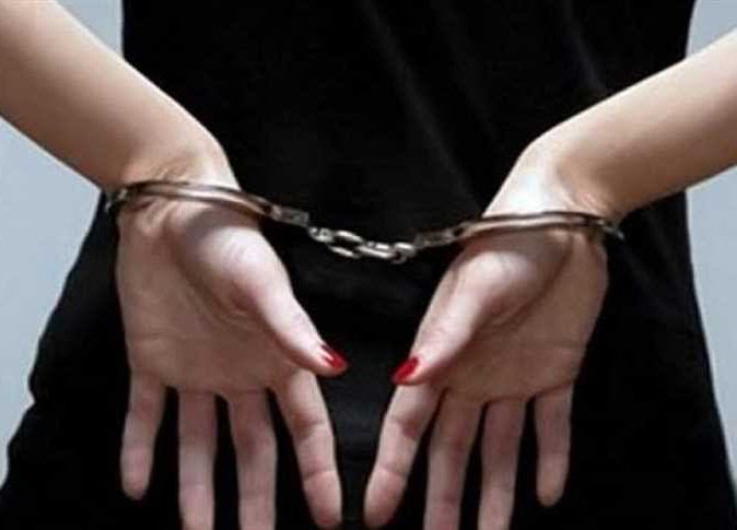 امرأة مصرية تشعل النار