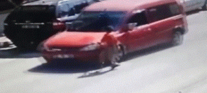 نجاة صبي من تحت عجلات سيارة في اللحظة الأخيرة في مرسين (فيديو)