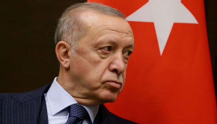 أردوغان يفقد الثقة بمحافظ البنك المركزي