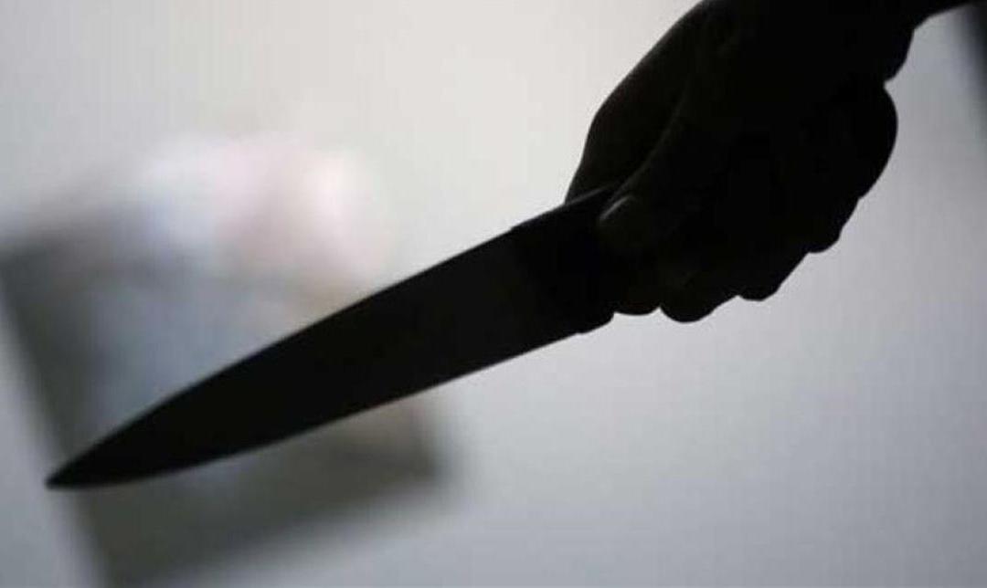 معلمة تقتحم مدرسة وتطعن طالباً بسكين