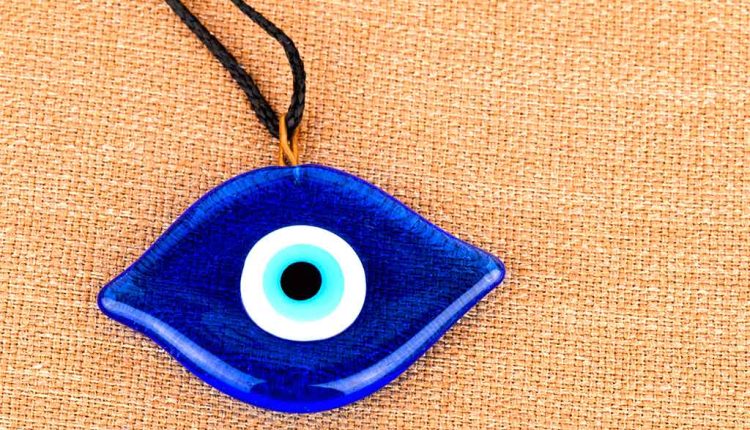 استخراج خرزة زرقاء من جسم فتاة.. لن تصدق اين استقرت