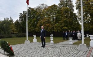 أوغولو يكرم الشهداء الأتراك في المجر على طريقته الخاصة