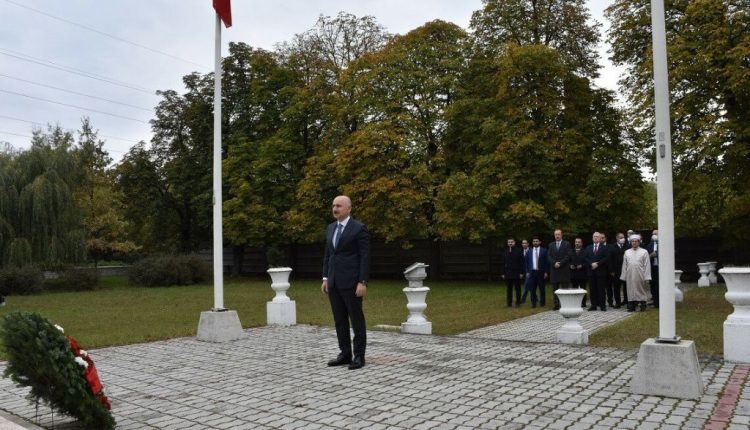 أوغولو يكرم الشهداء الأتراك في المجر على طريقته الخاصة