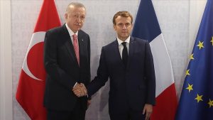 أردوغان يلتقي بنظيره الفرنسي في جلسة مغلقة وبايدن يشيد بتركيا