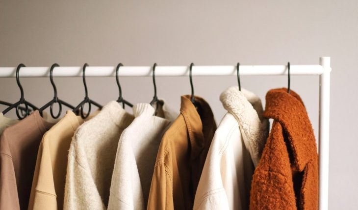 هذه أفضل الطرق لغسل المعاطف والسترات الشتوية