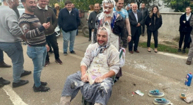 شبان أتراك يقيمون حفل توديع عزوبية مثير لصديقهم في بورصة (فيديو) 1