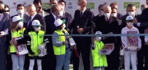 طفلة تحرج أردوغان وتزاحمه على قص شريط افتتاح حديقة الأمة! (فيديو)