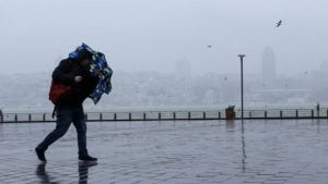 الأرصاد الجوية تحذر من رياح قوية في عدة مناطق تركية