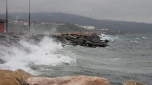 تحذيرات من عاصفة رعدية ورياح قوية في 3 مناطق تركية