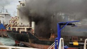 تركيا .. اندلاع حريق ضخم في حوض توزلا لبناء السفن