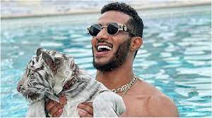 محمد رمضان يحتفل برفقة نجوم عالميين.. وظهور فتاة عارية يثير غضب الجمهور!