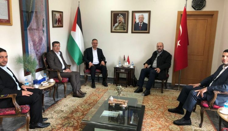 ماذا دار بين وفد حماس والسفير الفلسطيني في تركيا؟