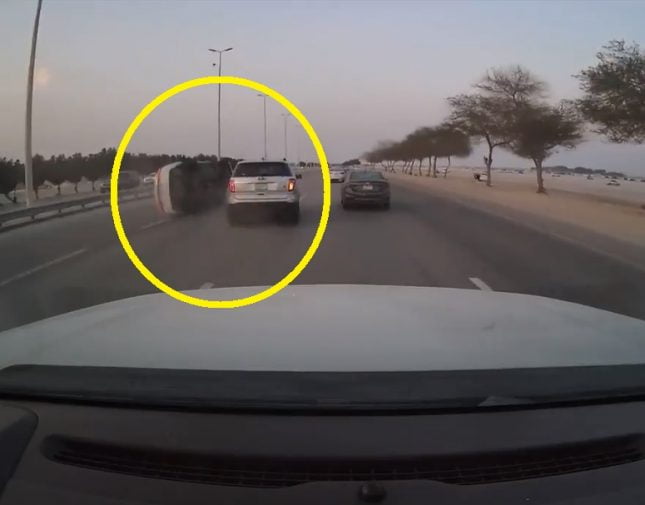 شاهد لحظة انقلاب سيارة على طريق سريع بالخبر 1