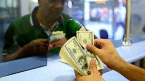 الخزانة والمالية التركية تلزم الأشخاص الراغبين بتصريف مبالغ بقيمة 100 دولار فما فوق بهذا الأمر!