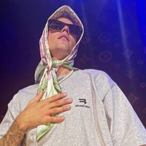 جاستن بيبر يرتدي "الحجاب" في حفلة الاخير .. فهل يسخر من الاسلام ! 17