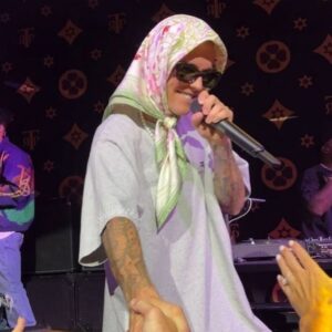 جاستن بيبر يرتدي "الحجاب" في حفلة الاخير .. فهل يسخر من الاسلام ! 13