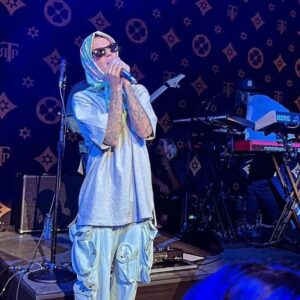 جاستن بيبر يرتدي "الحجاب" في حفلة الاخير .. فهل يسخر من الاسلام ! 11