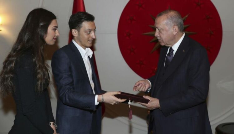 أوزيل.. عازف الليل الذي استعاد نجوميته في تركيا وعاشق أردوغان