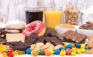 هل تناول السكريات السبب الوحيد للإصابة بالسكري؟.. الصحة تجيب