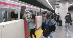 الجوكر بنسخته اليابانية يتهجم على ركاب قطار في طوكيو