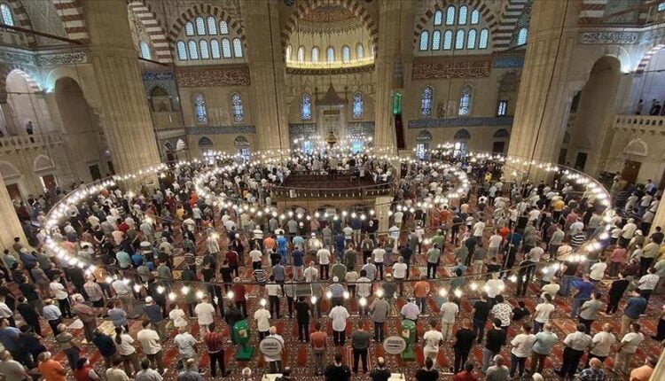 لأول مرة منذ جائحة كورونا.. تركيا تسمح بالصلاة في المساجد دون تباعد