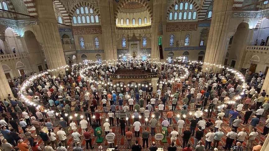 لأول مرة منذ جائحة كورونا.. تركيا تسمح بالصلاة في المساجد دون تباعد
