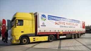 11 شاحنة مساعدات تنطلق من صقاريا التركية نحو إدلب