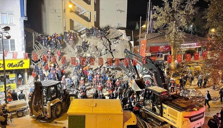 أفادت وسائل إعلام محلية بإصابة ما لايقل عن 15 شخصا جراء انهيار مبنى من طابقين في قضاء "يشيل يورت" بولاية ملاطية التركية وسط البلاد.