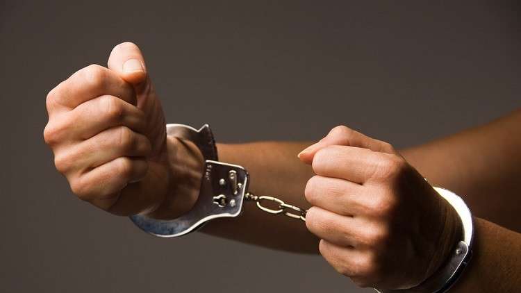 دفنت زوجها حياً بمساعدة صديقه .. وهذا هو السبب