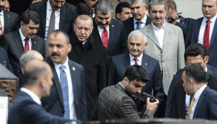 الليرة التركية واصحاب اللحى البيضاء.. مواضيع تتصدر مواقع التواصل في تركيا