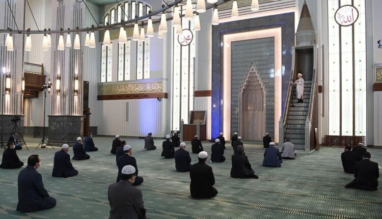 إلغاء المسافة بين المصلين في تركيا