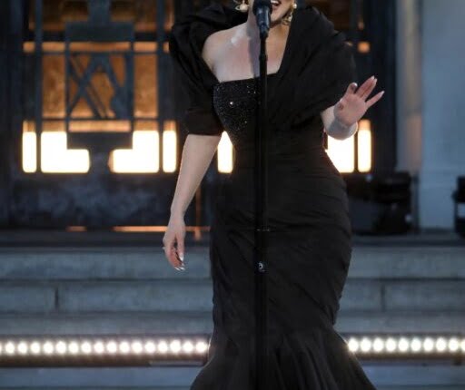 أديل تشارك لقطات حميمة من وراء الكواليس احتفاء بإطلاق ألبومها الأخير 2