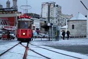 الثلوج تزين مدينة إسطنبول